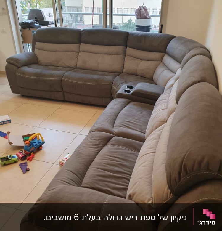 ספות פינתיות גדולות בצבע חום בהיר כהה
